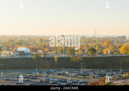 Longueuil, Québec, Canada - matin - vue panoramique sous la lumière du soleil. L'accès au pont Jacques-Cartier, et vue sur le pont Samuel de champ Banque D'Images