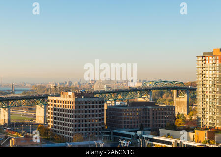 Longueuil, Québec, Canada, octobre 2019 - Matin - Vue panoramique - Saint Laurent, Montréal et de la rivière Jacques Cartier Bridge le matin Banque D'Images