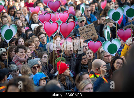 Vancouver, Canada. 25 octobre, 2019. Mille se rassemblent au centre-ville de Vancouver, en Colombie-Britannique au cours d'un rallye comme 15 demandeurs, âges 7-19, qui lancent aujourd'hui une poursuite contre le gouvernement canadien pour leurs blessures personnelles en conséquence directe du changement climatique. Crédit : Robin/Loznak ZUMA Wire/Alamy Live News Banque D'Images