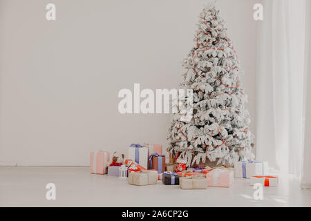 Arbre de Noël blanc en bas avec Konate-Noël Banque D'Images