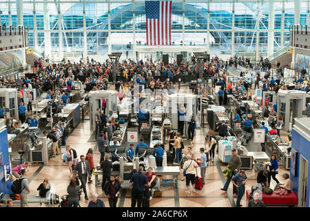Foule de voyageurs au dépistage TSA attendent l'Aéroport International de Denver. Banque D'Images