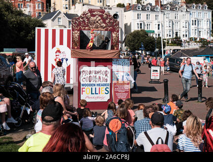 Performance des Codmans Professeur Punch et Judy Follies sur l'Esplanade de Llandudno en face d'enfants Banque D'Images