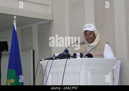 Gaborone, Botswana. 25 octobre, 2019. Fatoumata Jallow Tambajang, chef de la Mission d'observation électorale de l'Union africaine pour le Botswana Élections générales et ancien vice-président de la Gambie, parle au cours de la sortie de les déclarations préliminaires à Gaborone, Botswana, 25 octobre 2019. Continentales et régionales pour des missions d'observation dans le Botswana 2019 élections générales ont salué cette année, les sondages comme crédible et un juste reflet de la volonté du peuple. Source : Xinhua/Alamy Live News Banque D'Images