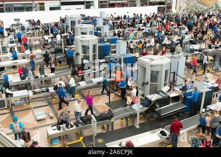 Foule de voyageurs au dépistage TSA attendent l'Aéroport International de Denver. Banque D'Images