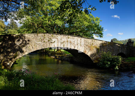 Stone arch bridge Pelter dans soleil du soir sur la rivière Rothay à Rydal Cumbria Lake District National Park en Angleterre Banque D'Images