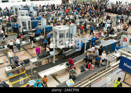 Foule de voyageurs au dépistage TSA attendent l'Aéroport International de Denver. Banque D'Images