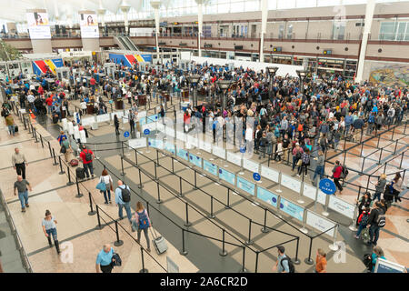 Foule de voyageurs au dépistage TSA attendent l'Aéroport International de Denver. Banque D'Images