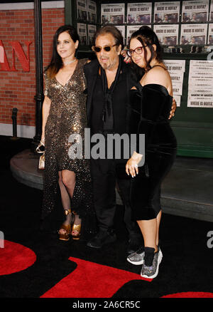 HOLLYWOOD, CA - 24 OCTOBRE : (L-R) Meital Dohan, Al Pacino et Olivia Pacino assister à la première de "l'Irlandais de Netflix" au théâtre chinois de Grauman le 24 octobre 2019 à Hollywood, Californie. Banque D'Images