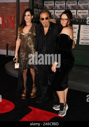 HOLLYWOOD, CA - 24 OCTOBRE : (L-R) Meital Dohan, Al Pacino et Olivia Pacino assister à la première de "l'Irlandais de Netflix" au théâtre chinois de Grauman le 24 octobre 2019 à Hollywood, Californie. Banque D'Images