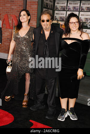 HOLLYWOOD, CA - 24 OCTOBRE : (L-R) Meital Dohan, Al Pacino et Olivia Pacino assister à la première de "l'Irlandais de Netflix" au théâtre chinois de Grauman le 24 octobre 2019 à Hollywood, Californie. Banque D'Images