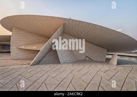 Doha, Qatar-October:25,2019 Musée national du Qatar (Desert Rose) vue extérieure au coucher du soleil Banque D'Images