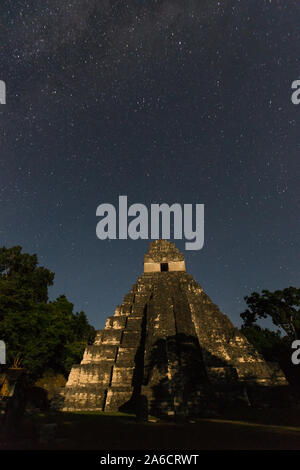 Temple du Grand Jaguar ou Temple I dans la ruines mayas de parc national de Tikal au Guatemala, un site classé au Patrimoine Mondial, photographiés de nuit. Banque D'Images