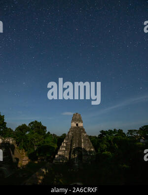 Temple du Grand Jaguar ou Temple I dans la ruines mayas de parc national de Tikal au Guatemala, un site classé au Patrimoine Mondial, photographiés de nuit. Banque D'Images