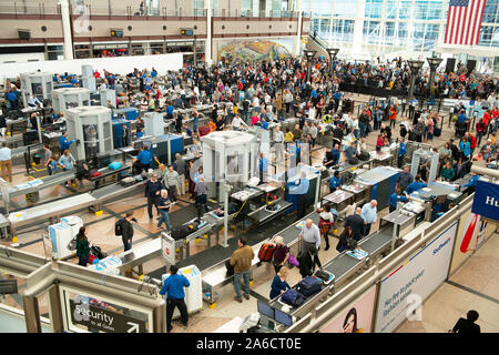Foule de voyageurs au dépistage TSA attendent l'Aéroport International de Denver. Banque D'Images