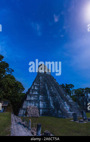 Le Temple du Grand Jaguar ou Temple I dans la Grande Place de les ruines Maya de parc national de Tikal au Guatemala, un site classé au patrimoine mondial. Banque D'Images