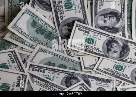 Une centaine de billets en dollars us de fond aléatoire. Banque D'Images