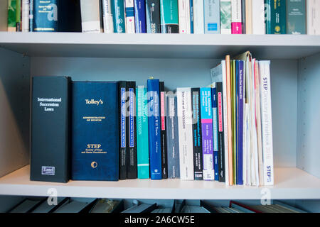 Une étagère dans une bibliothèque d'un cabinet juridique avec law books Banque D'Images