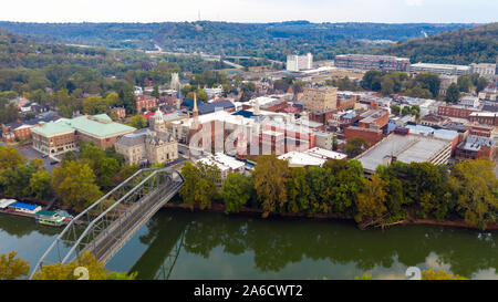 Le Kentucky River serpente le long de l'élaboration du noyau urbain du centre-ville de Frankfort KY Banque D'Images