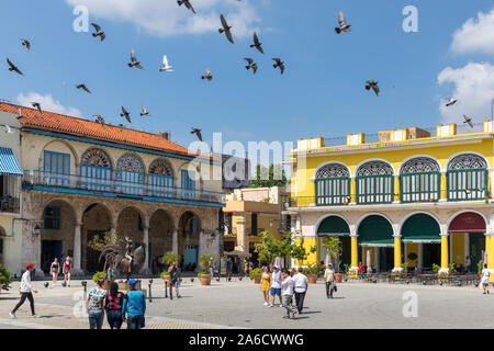 La Havane - Juillet 23, 2018 ; la place de la vieille ville, la plaza vieja en centre-ville pendant l'été, beau temps, les pigeons dans le ciel les gens sur la rue bui antique historique Banque D'Images