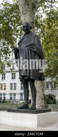 La statue du Mahatma Gandhi dans Parliament Square, Westminster, London, UK Banque D'Images