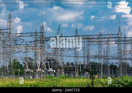 Centrale électrique où on peut le voir, les pylônes de transmission électrique lignes haute tension avec les isolateurs de visible et d'autres composants industriels. Banque D'Images