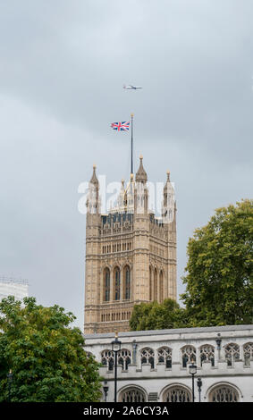 La Tour Victoria avec un avion volant au-dessus de lui, dans la ville de Westminster, London, UK Banque D'Images