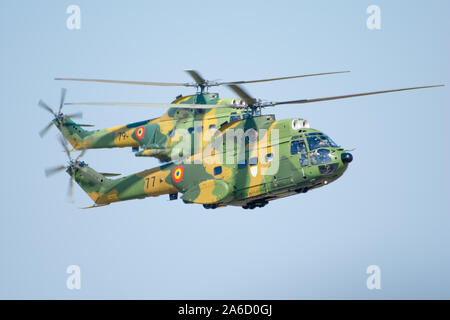 Bucarest, Roumanie - 28 août 2019 : Roumain IAR 330 armée de l'hélicoptère Puma SOCAT effectuant à BIAS 2019 Spectacle aérien international de Bucarest Banque D'Images