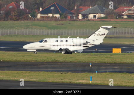 G-KLNW, un Cessna Citation Mustang 510 exploité par Saxonair la location, à l'Aéroport International de Prestwick en Ayrshire. Banque D'Images