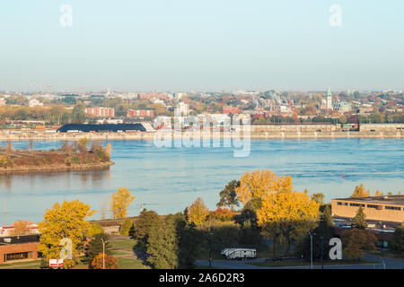 Longueuil, Québec, Canada, octobre 2019 - Vue du fleuve Saint Laurent et de Montréal en arrière-plan Banque D'Images