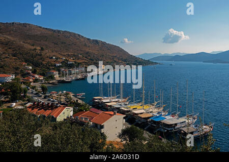 Bozburun, a son aspect gris et stérile malgré le vert et la structure de la forêt tout au long de Marmaris. Bozburun est surtout connu pour les yachts et gulet Banque D'Images