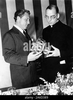 SPENCER TRACY et le Père Edward J. Flanagan sur scène 2 à MGM Studios à Hollywood hommage au fondateur de Boys Town publicité pour les hommes de Boys Town 1941 réalisateur Norman Taurog Metro Goldwyn Mayer Banque D'Images