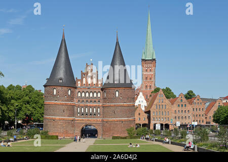 Holsten Gate, Église de St Peter et entrepôts en Lübeck Schleswig-Holstein en Allemagne. Banque D'Images