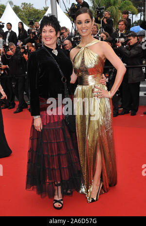 CANNES, FRANCE. 21 mai 2012 : l'actrice Bérénice Marlohe (à droite), qui joue de nouveau Bond girl Severine dans la prochaine 007 film 'Skyfall' avec fille Martine Beswick Bon original qui joue le rôle de Zora dans 'From Russia With Love', à la projection de gala pour le film français "Vous n'avez encore rien vu, en compétition au 65e Festival de Cannes. © 2012 Paul Smith / Featureflash Banque D'Images