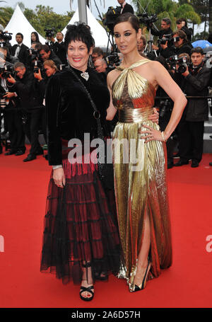 CANNES, FRANCE. 21 mai 2012 : l'actrice Bérénice Marlohe (à droite), qui joue de nouveau Bond girl Severine dans la prochaine 007 film 'Skyfall' avec fille Martine Beswick Bon original qui joue le rôle de Zora dans 'From Russia With Love', à la projection de gala pour le film français "Vous n'avez encore rien vu, en compétition au 65e Festival de Cannes. © 2012 Paul Smith / Featureflash Banque D'Images