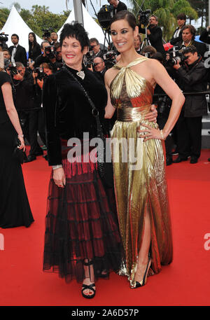 CANNES, FRANCE. 21 mai 2012 : l'actrice Bérénice Marlohe (à droite), qui joue de nouveau Bond girl Severine dans la prochaine 007 film 'Skyfall' avec fille Martine Beswick Bon original qui joue le rôle de Zora dans 'From Russia With Love', à la projection de gala pour le film français "Vous n'avez encore rien vu, en compétition au 65e Festival de Cannes. © 2012 Paul Smith / Featureflash Banque D'Images