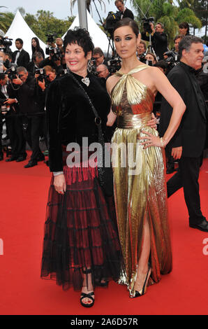 CANNES, FRANCE. 21 mai 2012 : l'actrice Bérénice Marlohe (à droite), qui joue de nouveau Bond girl Severine dans la prochaine 007 film 'Skyfall' avec fille Martine Beswick Bon original qui joue le rôle de Zora dans 'From Russia With Love', à la projection de gala pour le film français "Vous n'avez encore rien vu, en compétition au 65e Festival de Cannes. © 2012 Paul Smith / Featureflash Banque D'Images