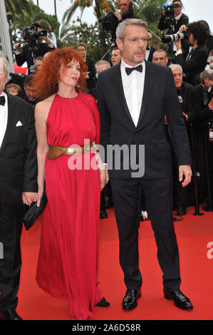 CANNES, FRANCE. 21 mai 2012 : Sabine Azema & Lambert Wilson à la projection de gala pour le film français "Vous n'avez encore rien vu, en compétition au 65e Festival de Cannes. © 2012 Paul Smith / Featureflash Banque D'Images