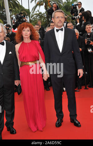 CANNES, FRANCE. 21 mai 2012 : Sabine Azema & Lambert Wilson à la projection de gala pour le film français "Vous n'avez encore rien vu, en compétition au 65e Festival de Cannes. © 2012 Paul Smith / Featureflash Banque D'Images