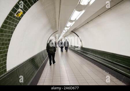 Les Londoniens à pied à travers un tunnel à une station de métro de Londres métro Banque D'Images