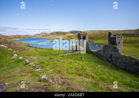 Scenic ruines de trois châteaux tête ou Dunlough château situé en haut des falaises à l'extrémité nord de la péninsule de Mizen. Paysages irlandais. Banque D'Images