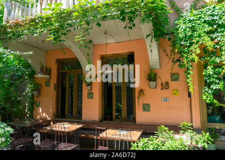 Beau balcon de couleur orange est couvert de branches de raisin Banque D'Images