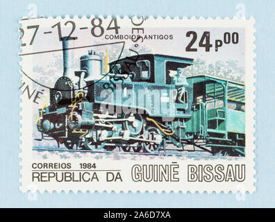 Close up de timbre-poste à partir de la Guinée Bissau, l'ingénieur d' dans la cabine de locomotive. Scott #  623 Banque D'Images