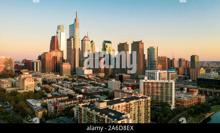 Les grands bâtiments reflètent la lumière saturée dans le verre au coucher du soleil dans ce centre-ville de Philadelphie métro aérien zone Banque D'Images