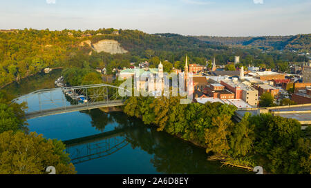 Le Kentucky River serpente le long de l'élaboration du noyau urbain du centre-ville de Frankfort KY Banque D'Images