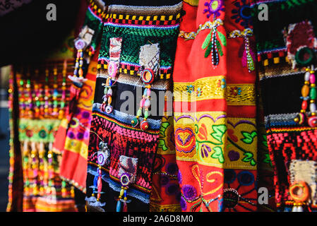 Détail de la broderie colorée d'un costume typique du folklore andin de la Bolivie à la danse Le Tinku. Banque D'Images