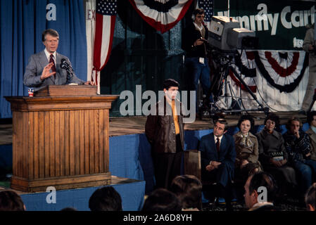 Élu président Jimmy Carter parle à une foule de la Railroad depot dans les plaines, la Géorgie - Carter's hometown. Banque D'Images