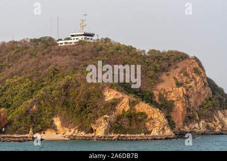 Port de Laem Chabang, Thaïlande - Mars 17, 2019 : blanc construction de contrôle portuaire et centre d'opérations dans les collines brun-vert au-dessus du port avec antenn Banque D'Images