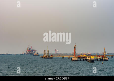 Port de Laem Chabang, Thaïlande - Mars 17, 2019 : Hors côte, rouge-jaune raccordement et plate-forme d'ancrage pour les pétroliers de décharger leur produit. Ple Banque D'Images