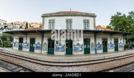 Whitehouse, Portugal - 13 août 2019 - Carreaux émaillés par J. Oliveira, représentant la région du Douro et de Porto. Banque D'Images