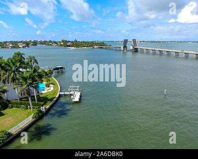 Vue aérienne d'open street bridge crossing océan avec petit bateau et reliant la baie de l'île et Sarasota, Floride, USA Banque D'Images